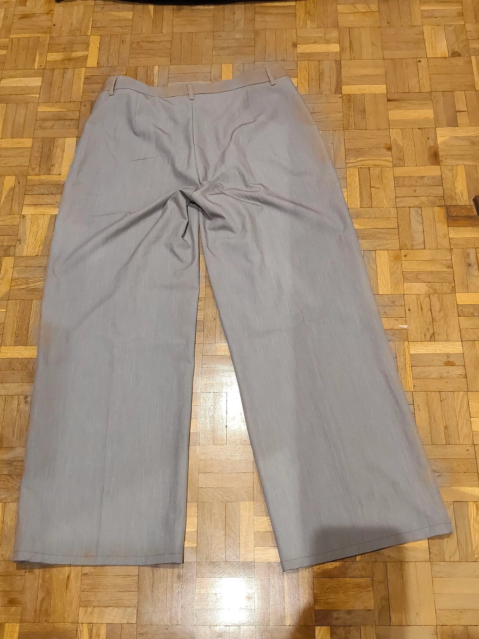 Mango-Breed uitlopende grijze broek en wit gestructureerd top – photo 5